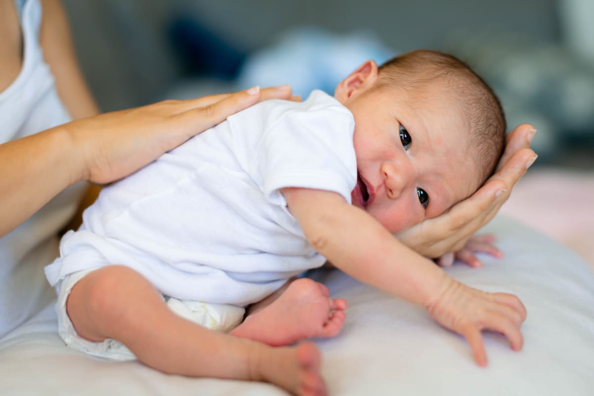 Bébé a le hoquet parce qu’il a un reflux gastro-œsophagien  