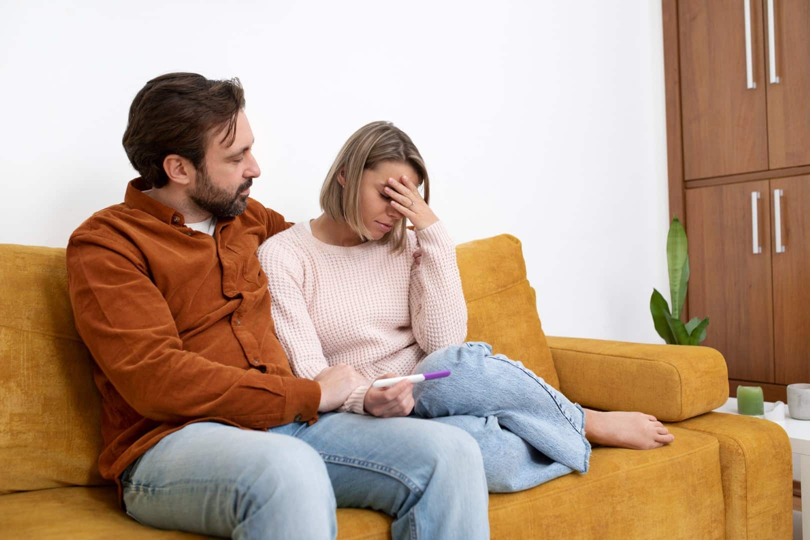 un jeune couple triste de ne pas pouvoir enfanter